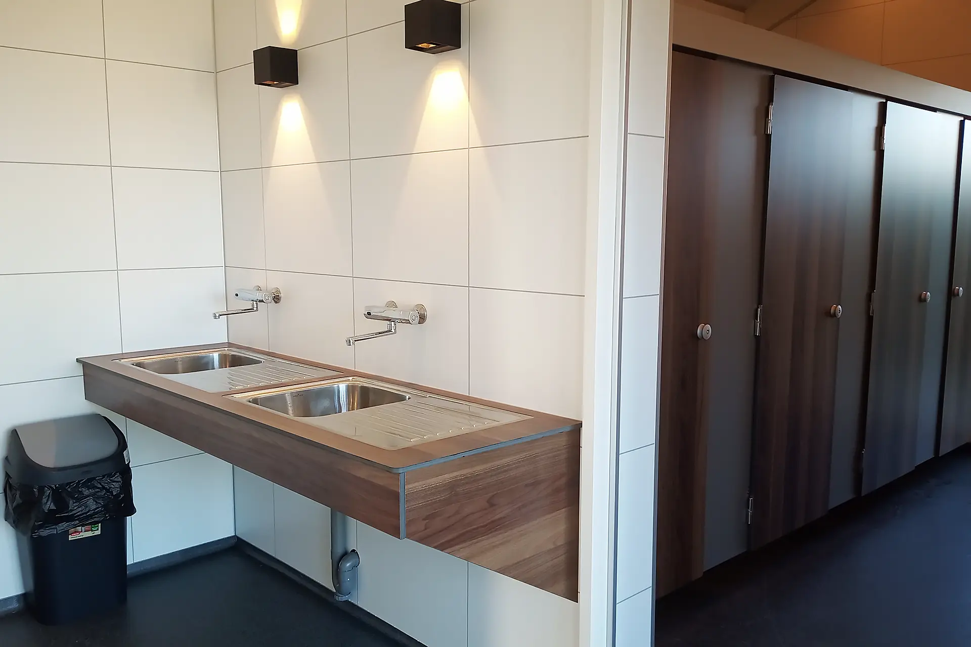 Modern schoon toiletgebouw vakantieboerderij Camping Hakehoeve Ellemeet Schouwen-Duiveland aan zee in Zeeland